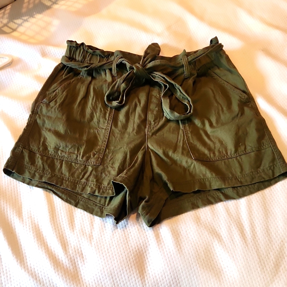 Women's green Gap high waisted twill shorts, size large